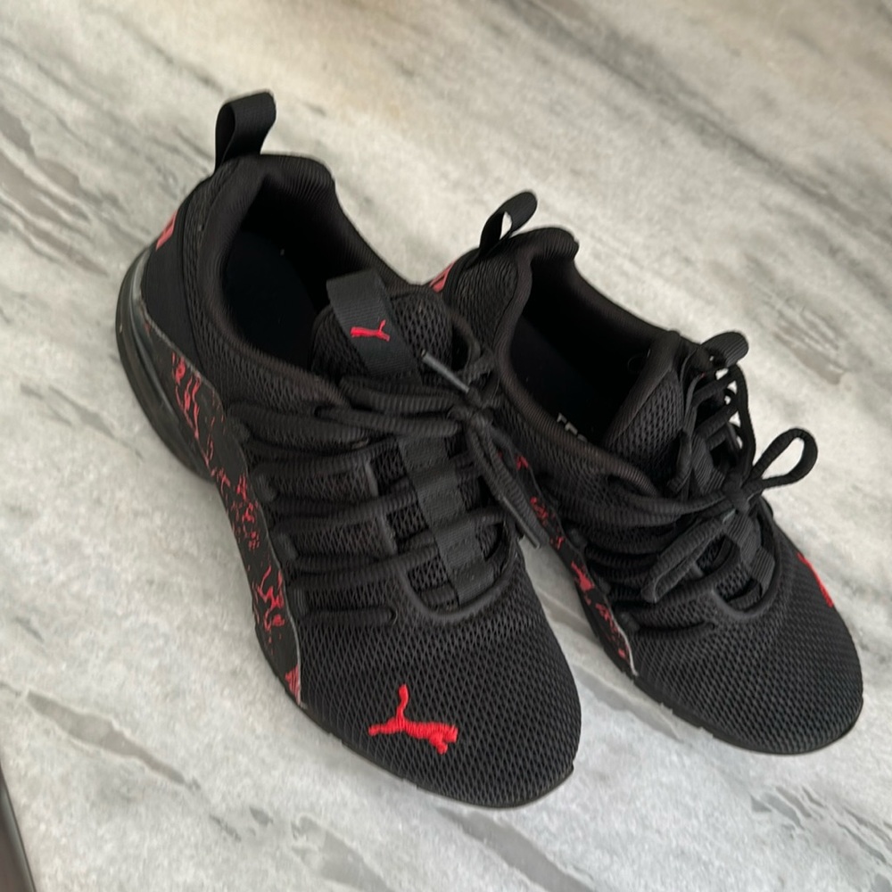 Boys Puma tennis shoes